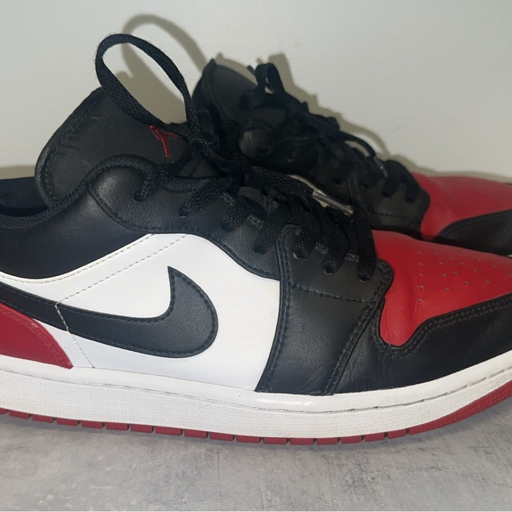 Nike Men's Black and Red Sneakers